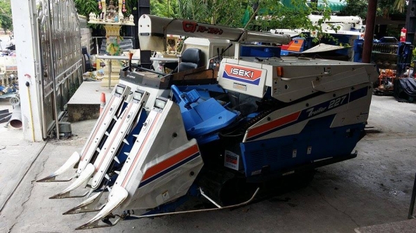 รถเกี่ยวข้าวพร้อมนวดข้าวในตัว แบบนั่งขับ เก่าญี่ปุ่น  ISEKI  Frontier 227 สภาพสวย เครื่องยนต์ติดง่ายพร้อมใช้งาน ไม่เคยใช้งานในไทย