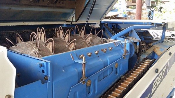 รถเกี่ยวข้าวพร้อมนวดข้าวในตัว แบบนั่งขับ เก่าญี่ปุ่น  ISEKI  Frontier 227 สภาพสวย เครื่องยนต์ติดง่ายพร้อมใช้งาน ไม่เคยใช้งานในไทย