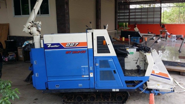 รถเกี่ยวข้าวพร้อมนวดข้าวในตัว แบบนั่งขับ เก่าญี่ปุ่น  ISEKI  Frontier 227 สภาพสวย เครื่องยนต์ติดง่ายพร้อมใช้งาน ไม่เคยใช้งานในไทย