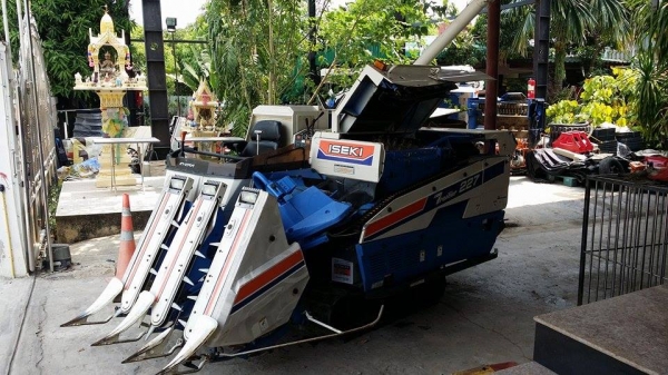 รถเกี่ยวข้าวพร้อมนวดข้าวในตัว แบบนั่งขับ เก่าญี่ปุ่น  ISEKI  Frontier 227 สภาพสวย เครื่องยนต์ติดง่ายพร้อมใช้งาน ไม่เคยใช้งานในไทย