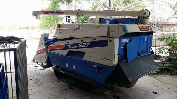 รถเกี่ยวข้าวพร้อมนวดข้าวในตัว แบบนั่งขับ เก่าญี่ปุ่น  ISEKI  Frontier 227 สภาพสวย เครื่องยนต์ติดง่ายพร้อมใช้งาน ไม่เคยใช้งานในไทย