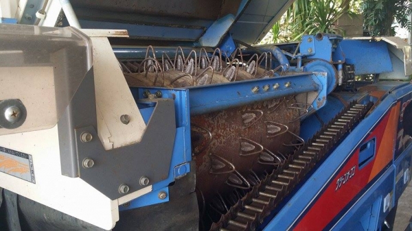 รถเกี่ยวข้าวพร้อมนวดข้าวในตัว แบบนั่งขับ เก่าญี่ปุ่น  ISEKI  Frontier 336 สภาพสวย สามารถปรับระดับแทรคยางให้สูง-เตี้ยได้ เครื่องยนต์ติดง่ายพร้อมใช้งาน ไม่เคยใช้งานในไทย