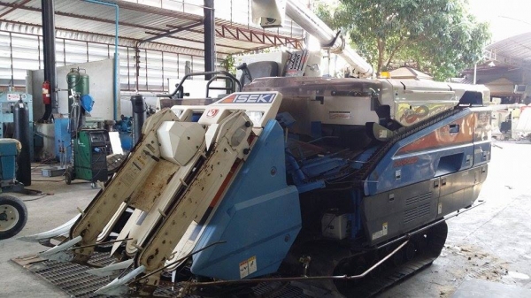 รถเกี่ยวข้าวพร้อมนวดข้าวในตัว แบบนั่งขับ เก่าญี่ปุ่น  ISEKI  Frontier 336 สภาพสวย สามารถปรับระดับแทรคยางให้สูง-เตี้ยได้ เครื่องยนต์ติดง่ายพร้อมใช้งาน ไม่เคยใช้งานในไทย