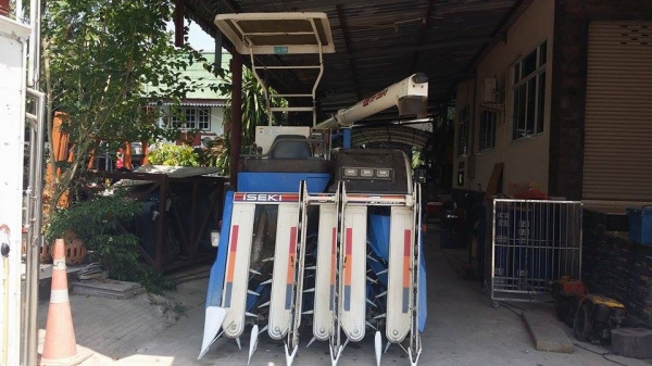 รถเกี่ยวข้าวพร้อมนวดข้าวในตัว แบบนั่งขับ เก่าญี่ปุ่น  ISEKI  Frontier 560 มีหลังคากันแดด สภาพสวย