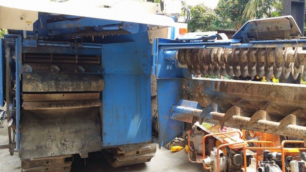 รถเกี่ยวข้าวพร้อมนวดข้าวในตัว แบบนั่งขับ เก่าญี่ปุ่น  ISEKI  Frontier 560 มีหลังคากันแดด สภาพสวย