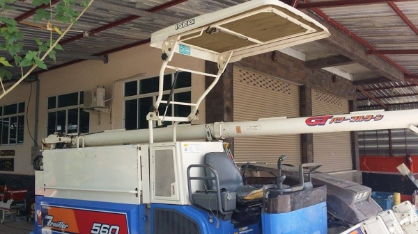 รถเกี่ยวข้าวพร้อมนวดข้าวในตัว แบบนั่งขับ เก่าญี่ปุ่น  ISEKI  Frontier 560 มีหลังคากันแดด สภาพสวย
