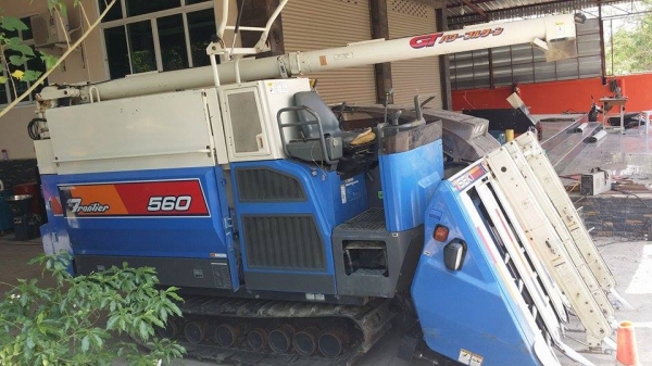 รถเกี่ยวข้าวพร้อมนวดข้าวในตัว แบบนั่งขับ เก่าญี่ปุ่น  ISEKI  Frontier 560 มีหลังคากันแดด สภาพสวย