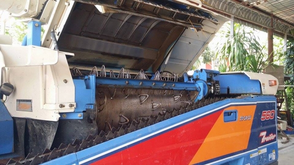 รถเกี่ยวข้าวพร้อมนวดข้าวในตัว แบบนั่งขับ เก่าญี่ปุ่น  ISEKI  Frontier 560 มีหลังคากันแดด สภาพสวย