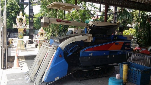 รถเกี่ยวข้าวพร้อมนวดข้าวในตัว แบบนั่งขับ เก่าญี่ปุ่น  ISEKI  Frontier 560 มีหลังคากันแดด สภาพสวย