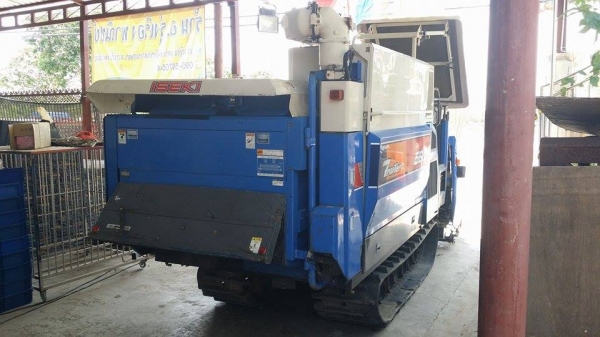 รถเกี่ยวข้าวพร้อมนวดข้าวในตัว แบบนั่งขับ เก่าญี่ปุ่น  ISEKI  Frontier 560 มีหลังคากันแดด สภาพสวย