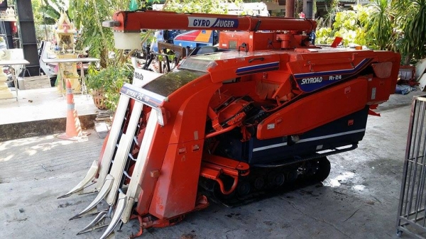 รถเกี่ยวข้าวพร้อมนวดข้าวในตัว แบบนั่งขับ เก่าญี่ปุ่น KUBOTA  R1-24 สภาพสวย มีท่อส่งข้าว