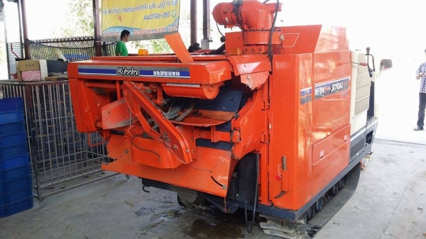 รถเกี่ยวข้าวพร้อมนวดข้าวในตัว แบบนั่งขับ เก่าญี่ปุ่น KUBOTA  R1-24 สภาพสวย มีท่อส่งข้าว