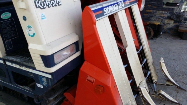 รถเกี่ยวข้าวพร้อมนวดข้าวในตัว แบบนั่งขับ เก่าญี่ปุ่น KUBOTA  R1-24 สภาพสวย มีท่อส่งข้าว