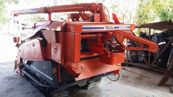 รถเกี่ยวข้าวพร้อมนวดข้าวในตัว แบบนั่งขับ เก่าญี่ปุ่น KUBOTA  R1-24 สภาพสวย มีท่อส่งข้าว