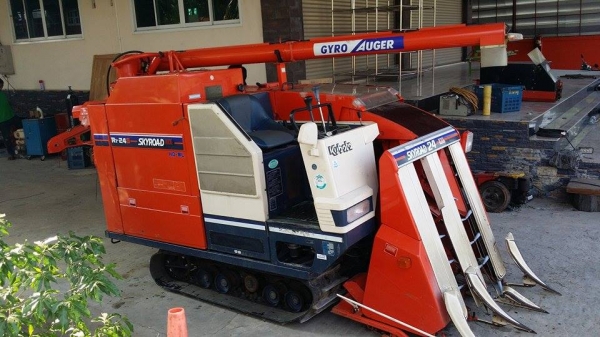 รถเกี่ยวข้าวพร้อมนวดข้าวในตัว แบบนั่งขับ เก่าญี่ปุ่น KUBOTA  R1-24 สภาพสวย มีท่อส่งข้าว