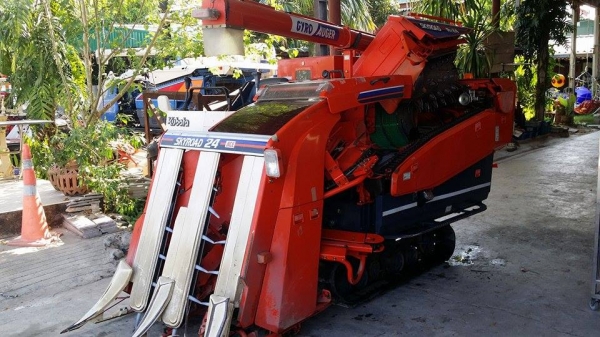 รถเกี่ยวข้าวพร้อมนวดข้าวในตัว แบบนั่งขับ เก่าญี่ปุ่น KUBOTA  R1-24 สภาพสวย มีท่อส่งข้าว