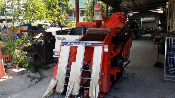รถเกี่ยวข้าวพร้อมนวดข้าวในตัว แบบนั่งขับ เก่าญี่ปุ่น KUBOTA  R1-24 สภาพสวย มีท่อส่งข้าว