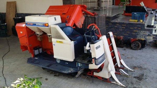 รถเกี่ยวข้าวพร้อมนวดข้าวในตัว แบบนั่งขับ เก่าญี่ปุ่น KUBOTA  R1-151 สภาพสวย  เครื่องยนต์ติดง่ายพร้อมใช้งาน ไม่เคยใช้งานในไทย