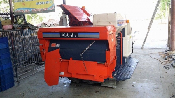 รถเกี่ยวข้าวพร้อมนวดข้าวในตัว แบบนั่งขับ เก่าญี่ปุ่น KUBOTA  R1-151 สภาพสวย  เครื่องยนต์ติดง่ายพร้อมใช้งาน ไม่เคยใช้งานในไทย