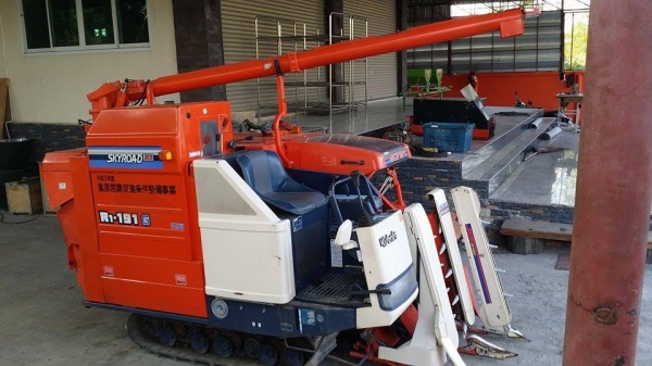 รถเกี่ยวข้าวพร้อมนวดข้าวในตัว แบบนั่งขับ เก่าญี่ปุ่น KUBOTA  R1-191 สภาพสวย มีท่อส่งข้าว เครื่องยนต์ติดง่ายพร้อมใช้งาน ไม่เคยใช้งานในไทย