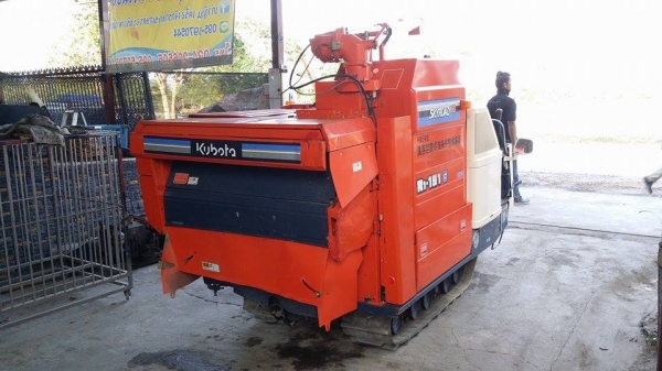 รถเกี่ยวข้าวพร้อมนวดข้าวในตัว แบบนั่งขับ เก่าญี่ปุ่น KUBOTA  R1-191 สภาพสวย มีท่อส่งข้าว เครื่องยนต์ติดง่ายพร้อมใช้งาน ไม่เคยใช้งานในไทย