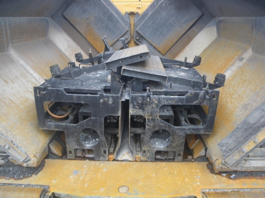 DEMAG DF130P ปี1996 5091ชม. ปูกว้าง8เมตร เครื่อง Deutz BF6L913CT หากรอของได้ 30-45 วัน ติดต่อคุยกันครับ DEMAG DF130P ปี1996 5091ชม. ปูกว้าง8เมตร เครื่อง Deutz BF6L913CT หากรอของได้ 30-45 วัน ติดต่อคุยกันครับ