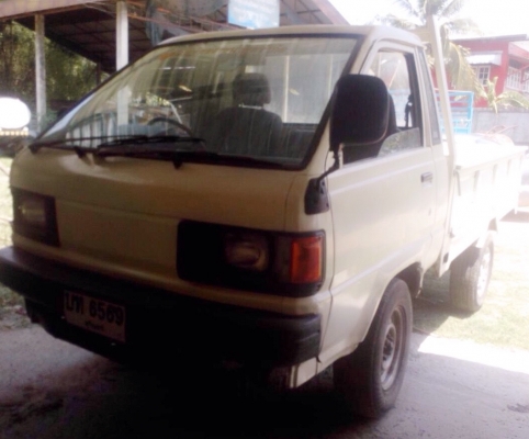 ขายด่วน TOYOTA LITEACE 2200 ดีเซล สภาพดีพร้อมบรรทุกหนักได้เลยครับ เครื่องแรงดีไม่มีเยิ้ม หัวเก๋งไม่มีผุภายในเก๋งคอนโซลครบ พวงมาลัยธรรมดา ช่วงล่างคัชซีสวยเดิมมากครับไม่มีผุเลย ยางสภาพดี 60\% พร้อมใช้งาน เอกสารเล่มทะเบียนครบพร้อม ราคาต่อรองได้ครับ