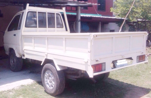 ขายด่วน TOYOTA LITEACE 2200 ดีเซล สภาพดีพร้อมบรรทุกหนักได้เลยครับ เครื่องแรงดีไม่มีเยิ้ม หัวเก๋งไม่มีผุภายในเก๋งคอนโซลครบ พวงมาลัยธรรมดา ช่วงล่างคัชซีสวยเดิมมากครับไม่มีผุเลย ยางสภาพดี 60\% พร้อมใช้งาน เอกสารเล่มทะเบียนครบพร้อม ราคาต่อรองได้ครับ