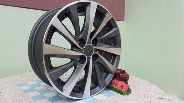 ขายล้อแม็ก mitsu attrage 15" สนใจติดต่อเล็กคลองสามครับ 081-3747940