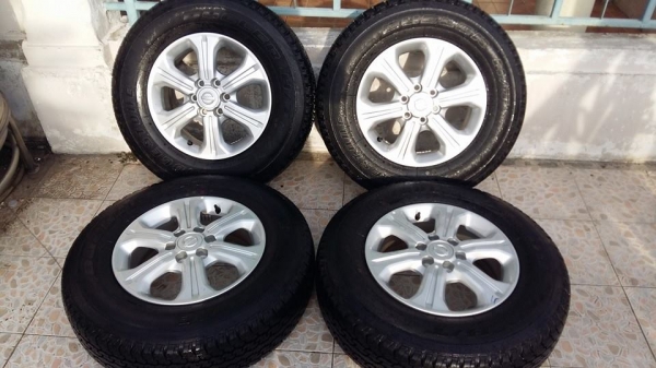 ขายล้อแม็กป้ายแดง np300 navara 16" ยางปี14 สนใจติดต่อเล็กคลองสามครับ 081-3747940