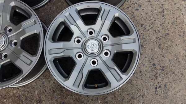 ขายล้อแม็กป้ายแดง toyota ventury 15"สนใจติดต่อเล็กคลองสามครับ 081-3747940