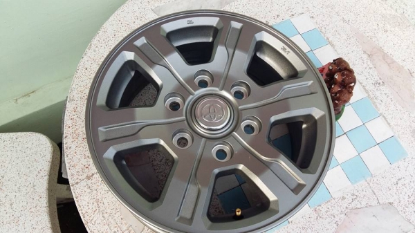 ขายล้อแม็กป้ายแดง toyota ventury 15"สนใจติดต่อเล็กคลองสามครับ 081-3747940