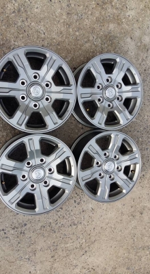 ขายล้อแม็กป้ายแดง toyota ventury 15"สนใจติดต่อเล็กคลองสามครับ 081-3747940