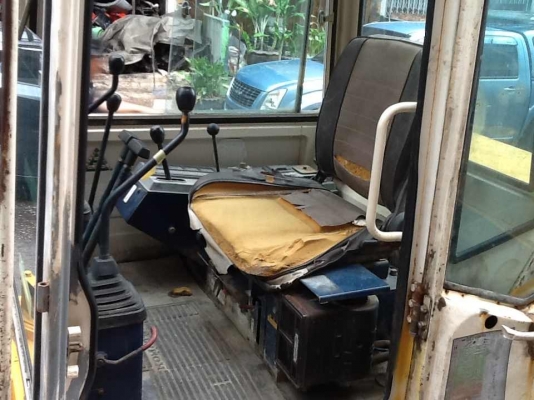 SALE___รถขุด แบคโฮ KOMATSU PC30-6 เก่านอกญี่ปุ่น มาพร้อมโซ่เหล็กและตู้เก๋ง สภาพสวย พร้อมใช้งาน SALE___รถขุด แบคโฮ KOMATSU PC30-6 เก่านอกญี่ปุ่น มาพร้อมโซ่เหล็กและตู้เก๋ง สภาพสวย พร้อมใช้งาน