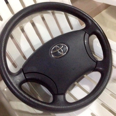 พวงมาลัยของใหม่ TOYOTA 4 ก้าน สีดำเดิมโรงงาน ตจวส่งได้ครับ