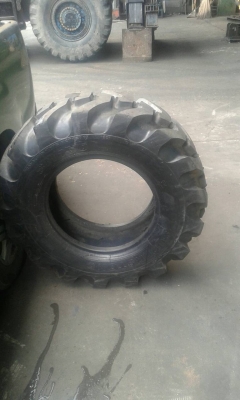 ยางรถตัก (ยางหล่อ) 13.5-20 สภาพสวยครับ