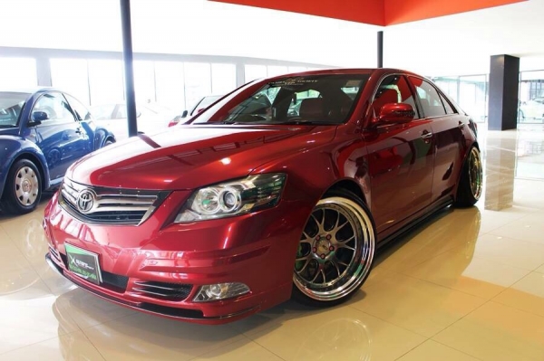 ขาย TOYOTA CAMRY 2.0G ปี 2010 ตัวท็อปสุด แต่ง VIP ของแต่งกว่าล้าน ออกงานโชว์ได้เลย สุดประเทศ ตัวรถสีแดงเกร็ด ชุดแต่งรอบคัน กันชนหน้าหลังสเกริต์ข้าง ไฟท้ายLED กระจกข้าง benz ล้อ SSR แท้ตัวลิมิเต็ล ขอบ 20 ยางใหม่หมด เบรค brembo หน้า 8 pot หลัง 4 pot เครื่อง