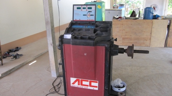 เครื่องถ่วงล้อเครื่องใช้ได้แต่ขาดปลอกรองล้อและที่ล๊อคล้อครับ12000