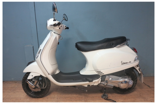 ขาย New Vespa Lx150  สีขาว