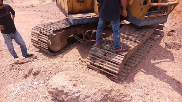 **288,000 บ.ต่อรอง// แบคโฮ KOMATSU PC120-2 **ขาย KOMATSU-120 แบคโฮราคาถูกๆ KOMATSU PC120-2 เครื่องดี ปั้มดี ทำงานดี เร็ว บูมอาร์มดี มีปะนิดหน่อย บุ้งกี๋ดี เอวดีแน่นดี ช่วงล่าง70\% โซ่ดี หนา แทร็กใหญ่ หนา ใบ70 บูชมีแตกบางตัว เฟรมดีหนา สป็อคเก็ตพอใช้ เป็นของ