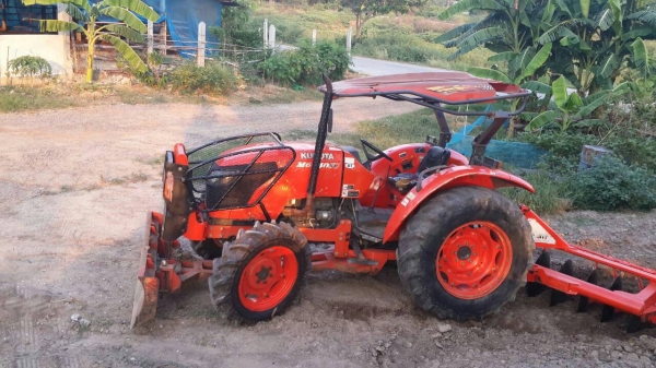 ขายรถไถ KUBOTA M 6040 สภาพดีเดิมๆพร้อมใช้งาน อุปกรณ์ครบ 3 ชิ้นมีพร้อมดันหน้า ผานพรวนและ โรตารี่