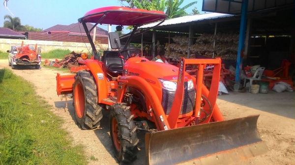 ขายรถไถ KUBOTA L3608 สภาพดีเดิมๆพร้อมใช้งาน อุปกรณ์ครบ 3 ชิ้นมีพร้อมดันหน้า ผานพรวนและ โรตารี่