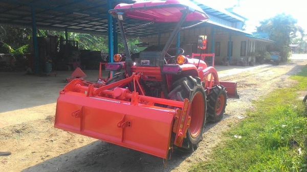 ขายรถไถ KUBOTA L3608 สภาพดีเดิมๆพร้อมใช้งาน อุปกรณ์ครบ 3 ชิ้นมีพร้อมดันหน้า ผานพรวนและ โรตารี่