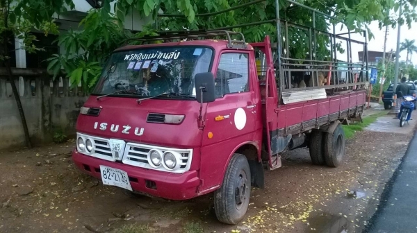 ขาย 6 ล้อ ISUZU ยาว 4.20 เมตร วางเครื่อง 100 แรงม้า ยังไม่ลงเล่ม คัสซีมีบวมหน่อย เอกสารชุดโอนครบ ราคาลดได้อีกนิดหน่อย