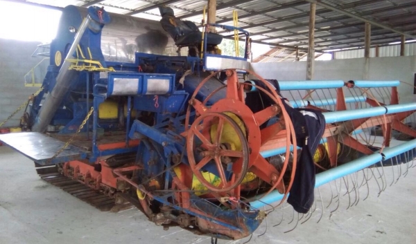 ขายด่วน รถเกี่ยวข้าววิชาญการช่าง แบบรองกระสอบ เครื่องยนต์ 185 HP HO7C ปั๊มไดกิ้นเบอร์ 22 ช่วงล่างตัวเดิน HY-DASH รถสภาพดีพร้อมใช้งานได้เลย ราคาต่อรองได้ครับ