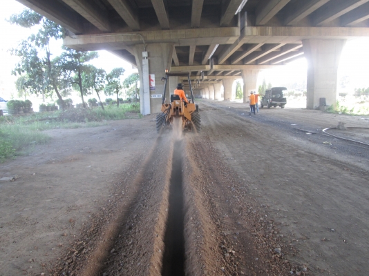 รถขุดวางท่อ