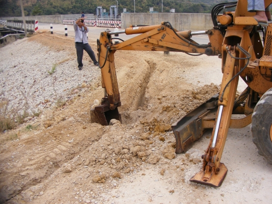 รถขุดวางท่อ