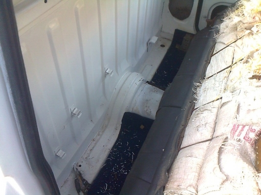 ขาย  mazda 1000 สภาพเดิมๆ สีสวย เครื่องดี ทะเบียนขาดนานต้องจดใหม่ เอกสารชุดโอนครบ รถใช้งานได้ปรกติ