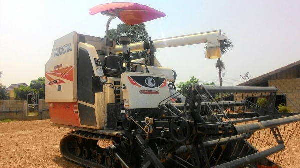 ขายรถเกี่ยวข้าว DC70 มีอุ้ม สภาพดีพร้อมใช้