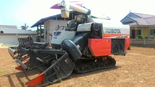 ขายรถเกี่ยวข้าว DC70 มีอุ้ม สภาพดีพร้อมใช้